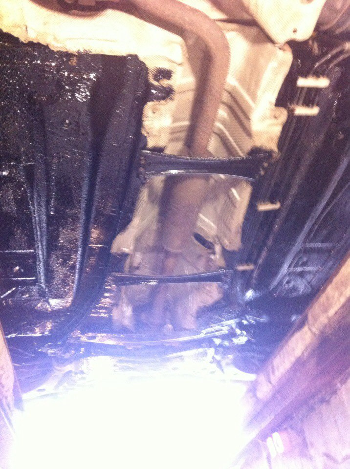 Обработка днища мастикой — Mazda 3 (1G) BK, 1,6 л, 2004 года | своими ...