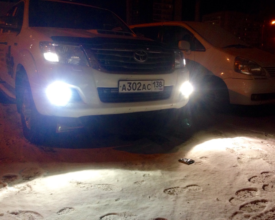 Ксенон в ПТФ и диоды в габаритах — Toyota Hilux (7G), 2,5 л, 2014 года ...