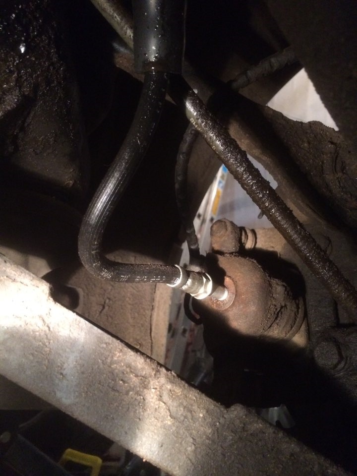 Замена задней тормозной трубки и шланга — BMW 1 series (E81/E87), 2 л ...