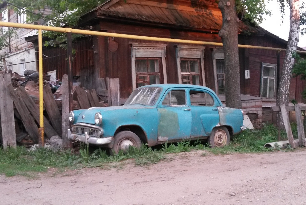 Бесхозяйная вещь. Брошенные машины в деревнях. Брошенные автомобили в деревне. Заброшенные машины в селах. Брошенные машины на улицах.