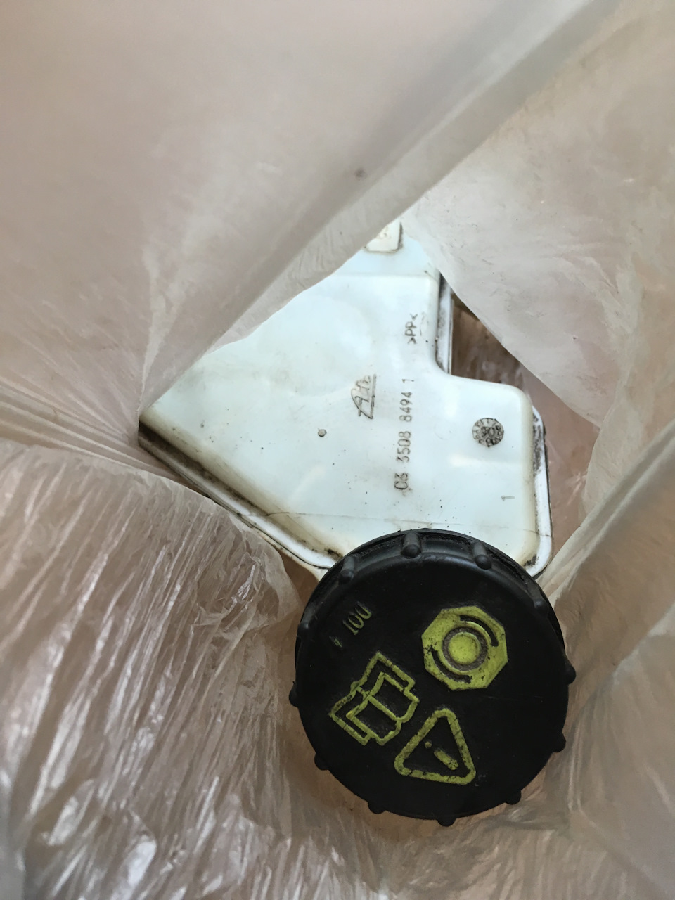 Оригинальный бачок тормозной жидкости — Ford Fiesta (Mk V). Запчасти на фото: 03350884941