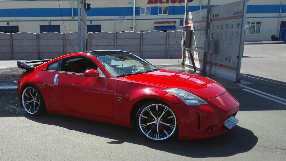 Nissan z350 красные диски