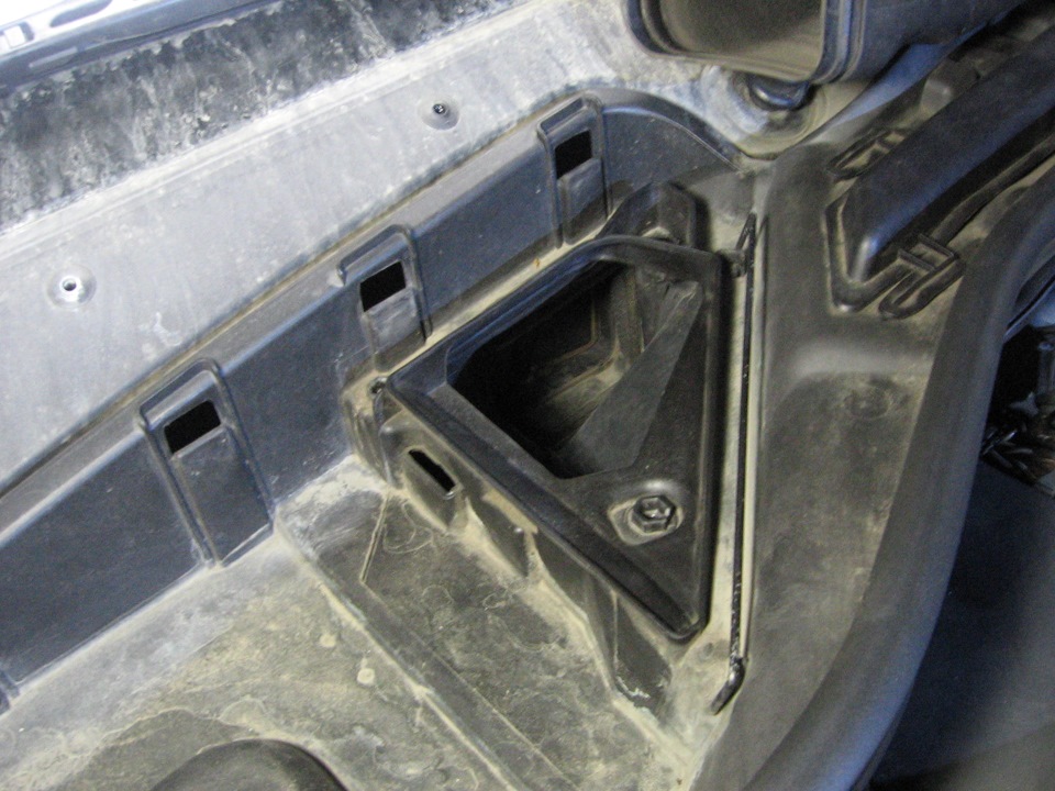 поворотные зажими крепления корпусов микрофильтров салона — BMW 5 series (E60)