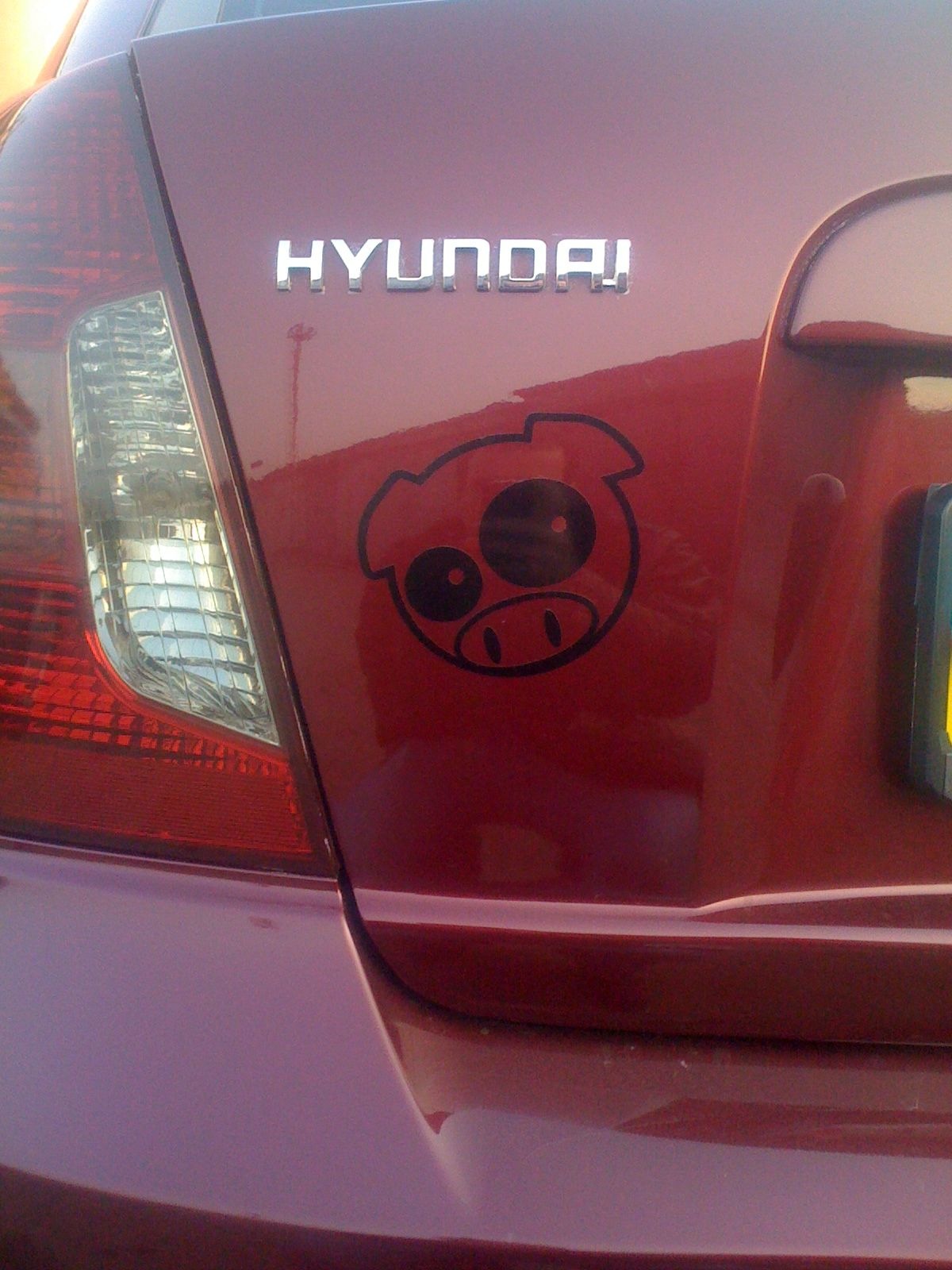 Наклейка hyundai. Наклейки Хендай. Наклейки на Хендай акцент. Hyundai Motors наклейка. Наклейка маркировка Хундай акцент.