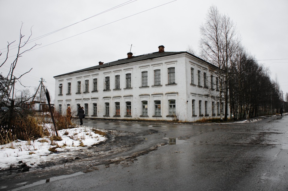 Пенсионный холмогоры. Село Холмогоры Архангельской области. Площадь Морозова 12 Холмогоры. Холмогоры Старая больница. Холмогоры Вологда здание.