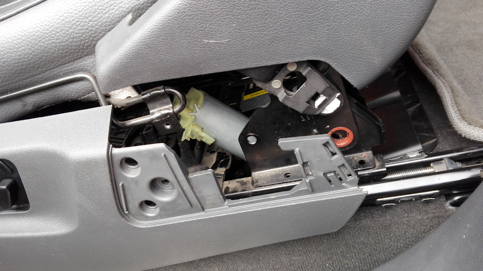 Ремонт сиденья туарег 1. Touareg nf ящик под сиденьем. Не работает сиденье туарег. Разобрать сиденье фольксваген туарег. Сиденья туарег 1.