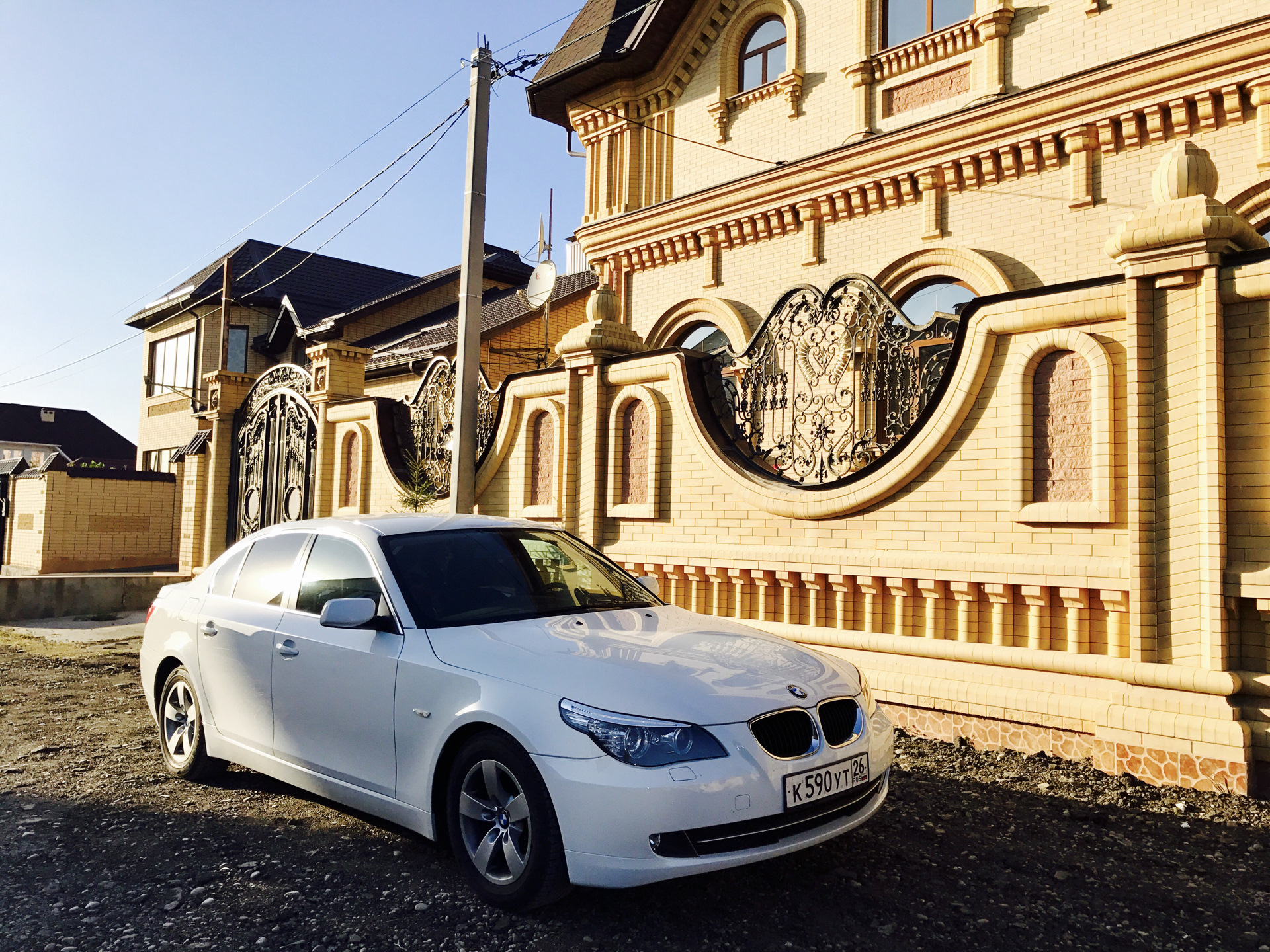 Авито работа чеченская. БМВ 5 е60 Киргизии. Красивый дом с машиной. Машина возле дома. Красивый дом с машиной во дворе.