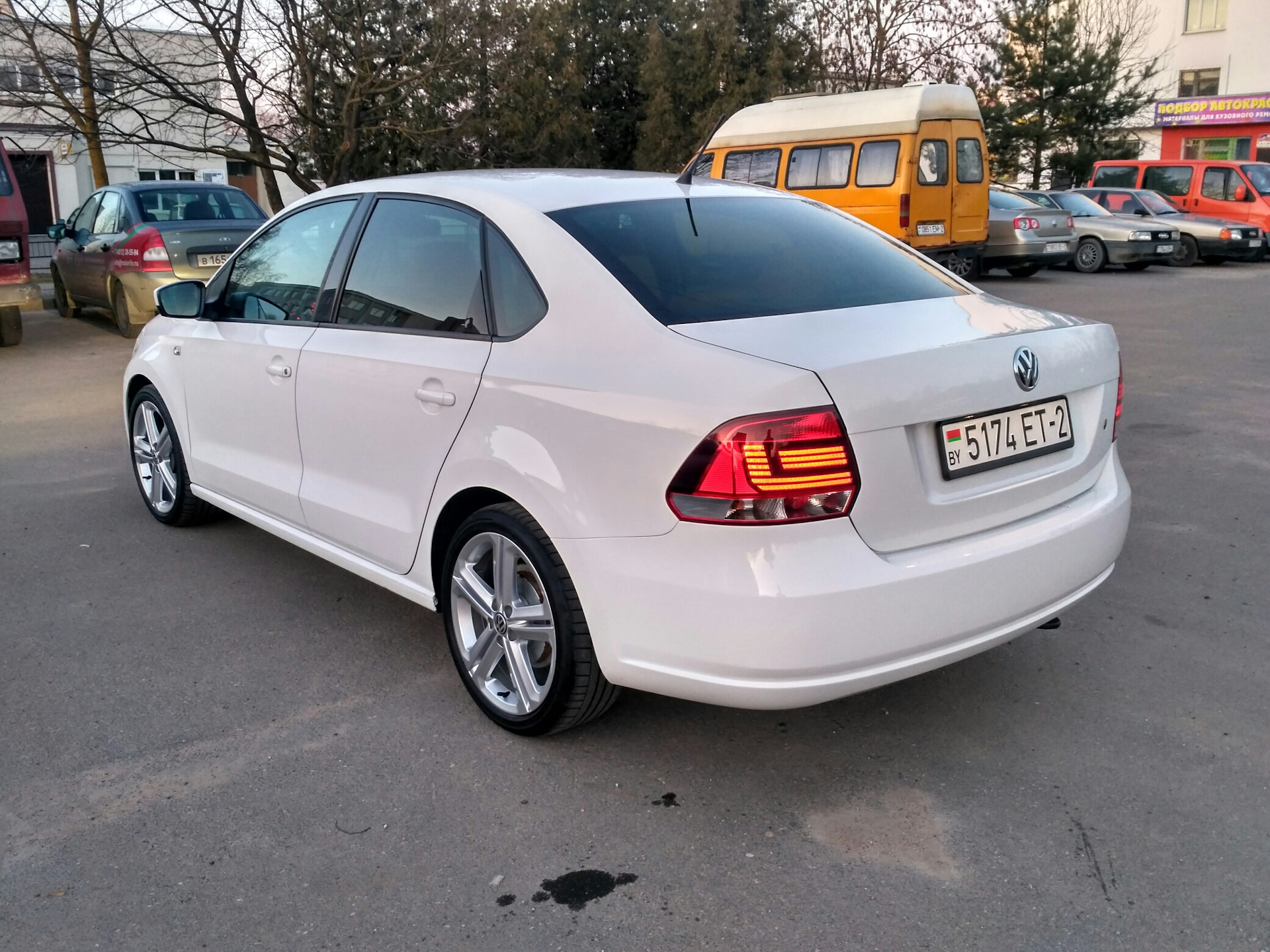 Диски на седан. Polo sedan r17. VW Polo sedan r17. Белая VW Polo r16. VW Polo sedan 17 диски.