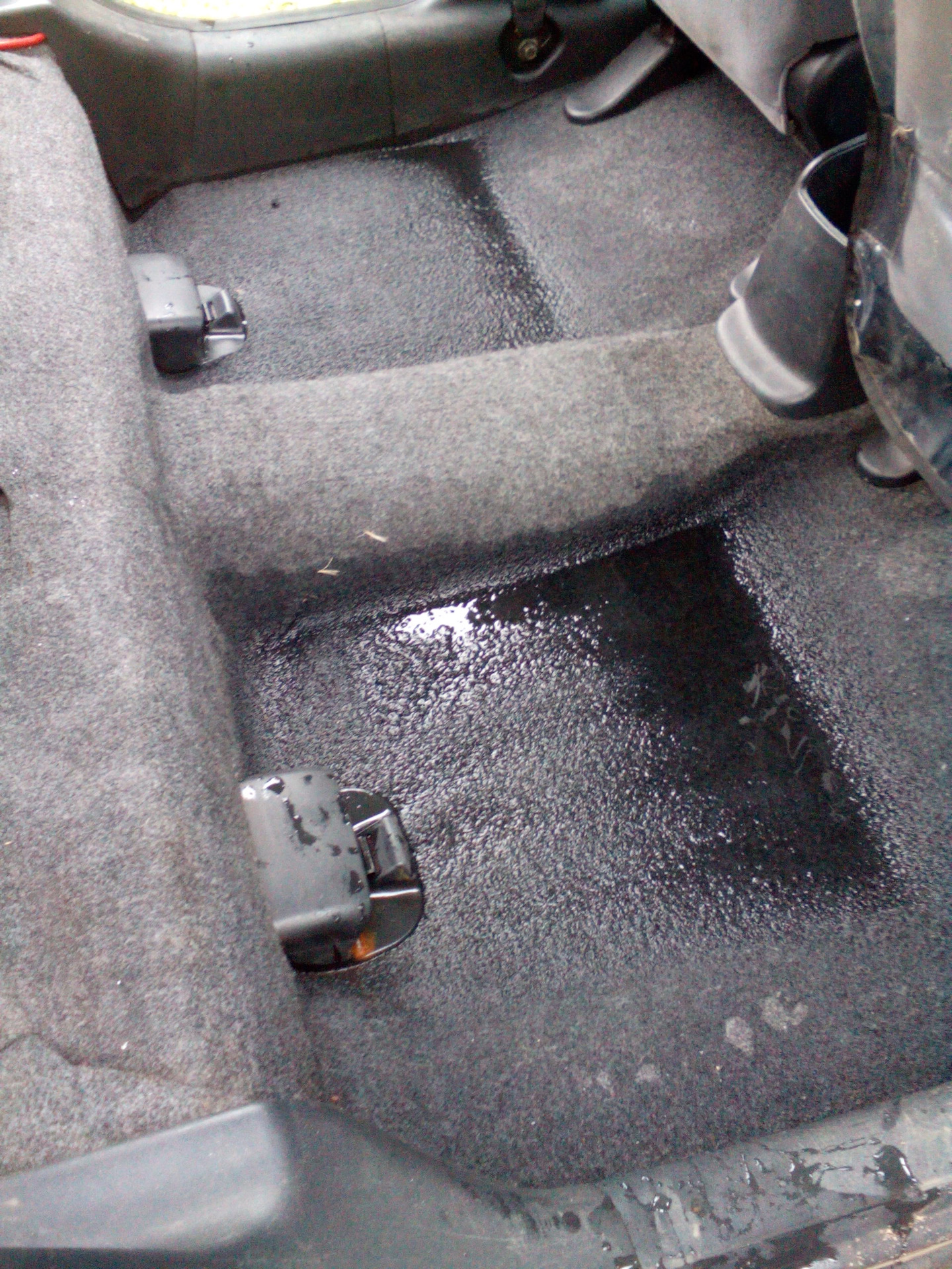 Toyota rav4 2011 дождевая вода под ковриком. Вода под сидениями. Трубки портера 1 под пассажирским сиденьем. Вода в порога kia ceed 2011. Наблевал в салон машины.