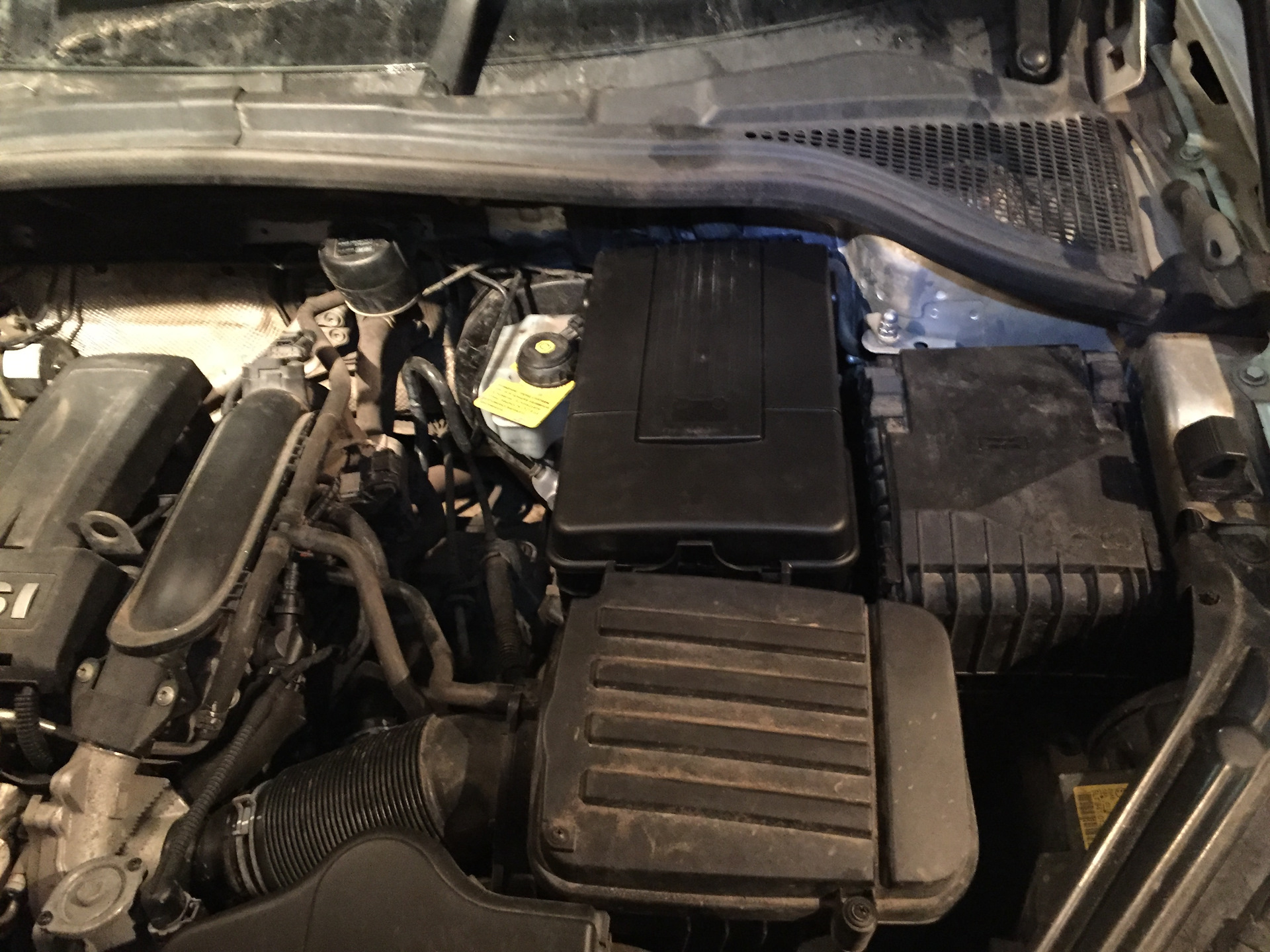 Пластиковый кожух для аккумулятора — Skoda Yeti, 1,2 л, 2013 года ...