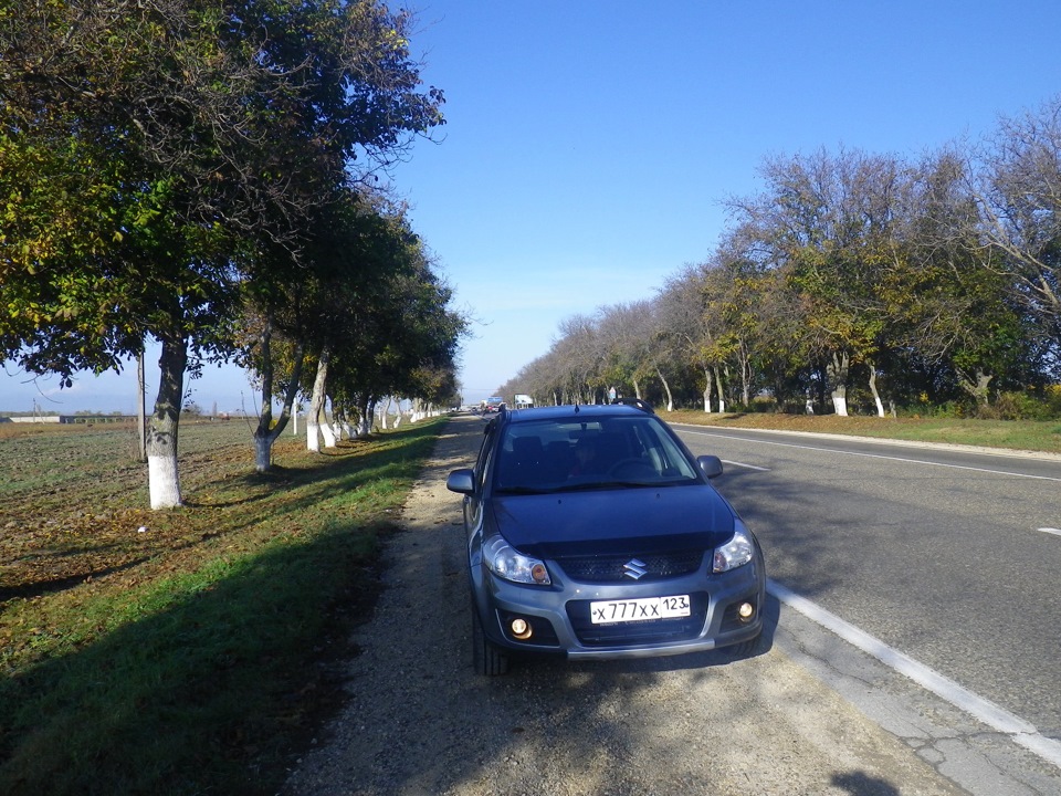 Но, конечно, подлинная стихия это асфальт. Летит как дышит, и судя по всему совсем не напрягается) Полотно держит цепко. На обгоны принимает уверенно. — Suzuki SX4 (1G)