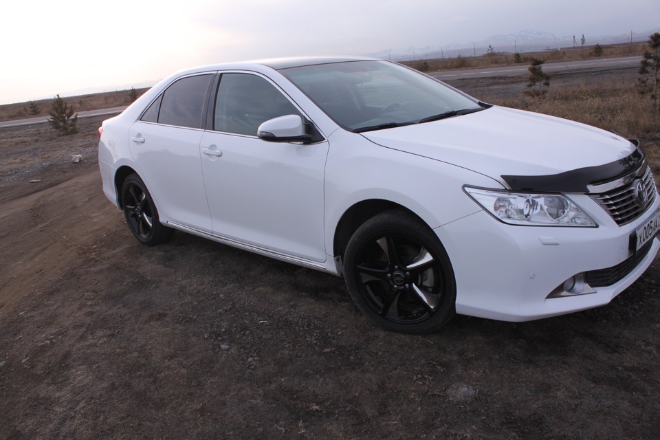 Toyota Camry 50 белая на литье