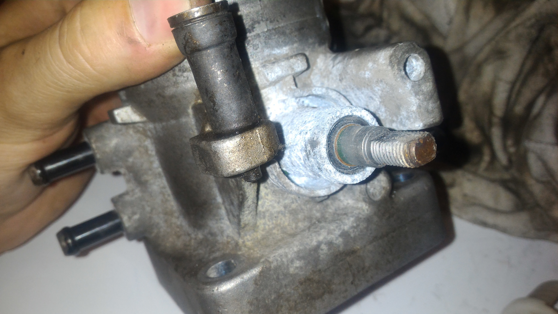 Подсос воздуха через ось заслонки. Ремонт дроссельной заслонки мондео 3. 8. Заслонки впускного коллектора 6g75. Дроссельная заслонка вольво 960.