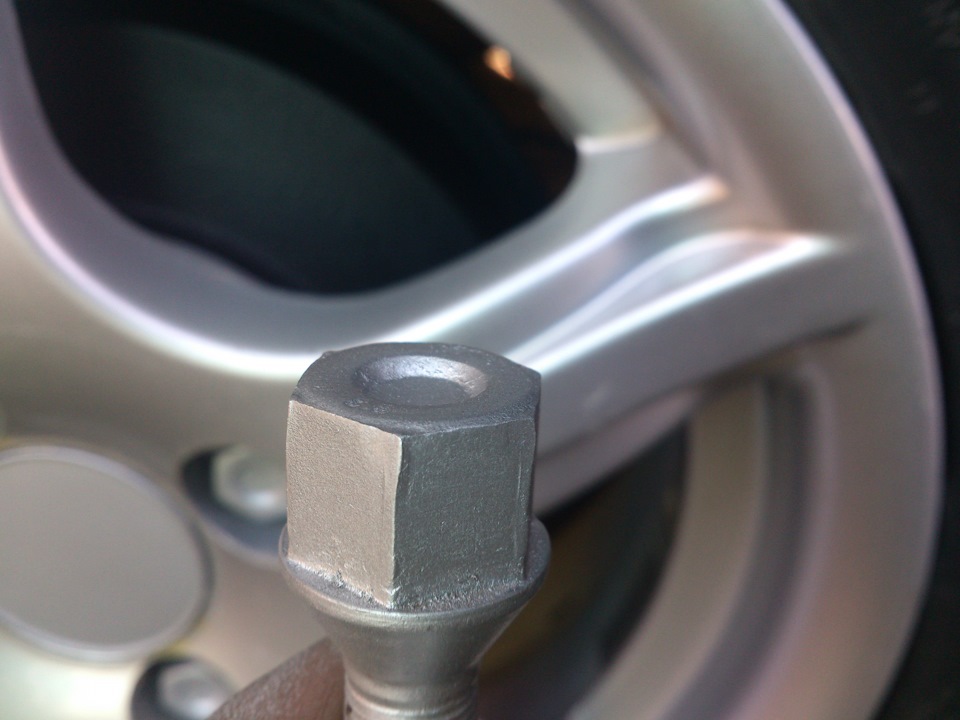 Покраска задних барабанов и болтов … — Lada 2114, 1,5 л, 2005 года ...