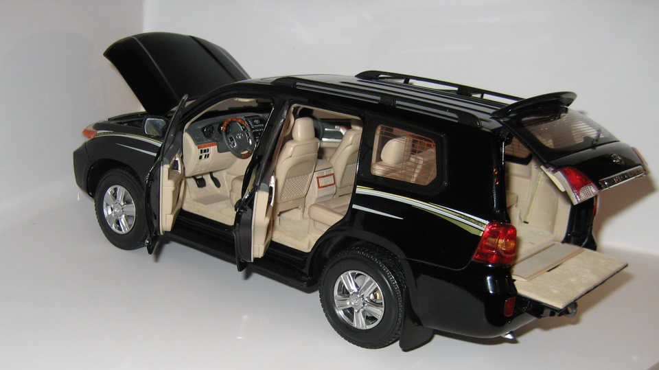 Toyota land cruiser 200 игрушка открываются двери