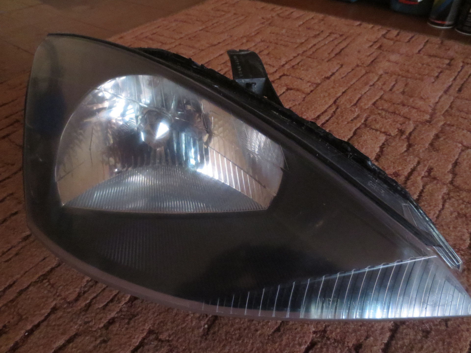 Клейка фары. Пластмассовые фары. Бронирование фар. Бронированная пленка на фары. Скотч для фар.