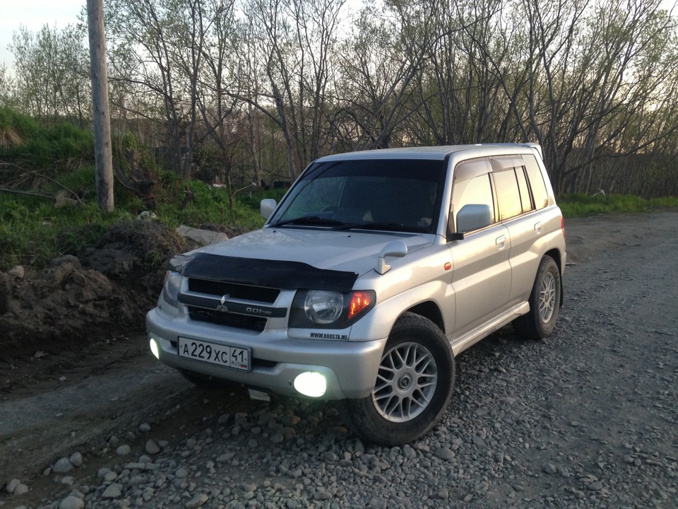 Mitsubishi pajero io. Mitsubishi Pajero io, 2000.