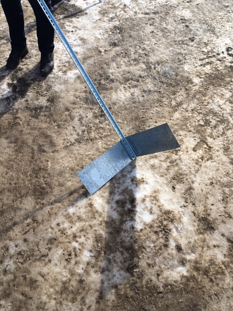 Очистка снега приспособление. Лопата для уборки снега с крыши. Самодельная лопата для уборки снега с крыши. Лопата для очистки крыши. Лопата для очистки крыши от снега.
