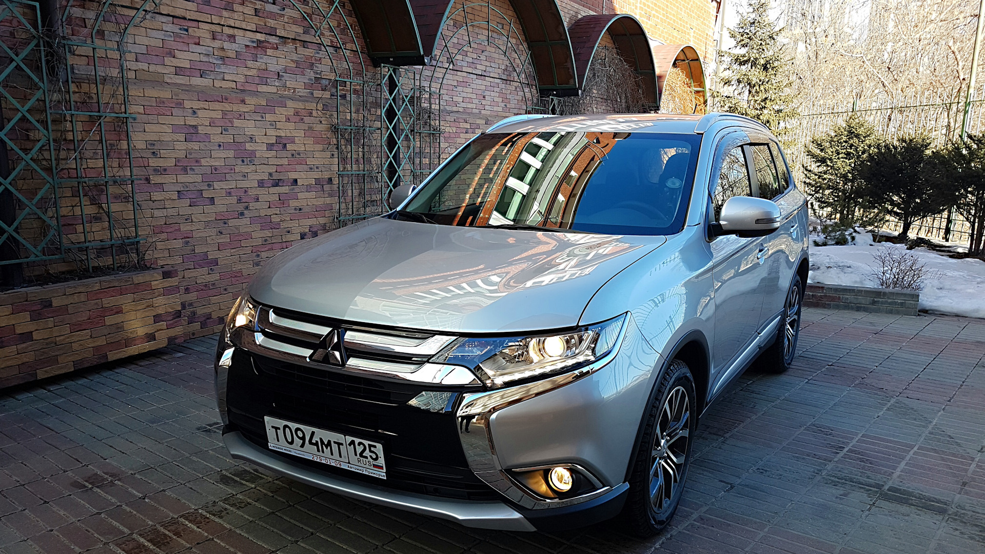 Стекло mitsubishi outlander. Тонированный Митсубиси Аутлендер 2015. Тонировка Митсубиси Аутлендер 3. Митсубиси Аутлендер тонированный. Аутлендер 2015 тонированный.