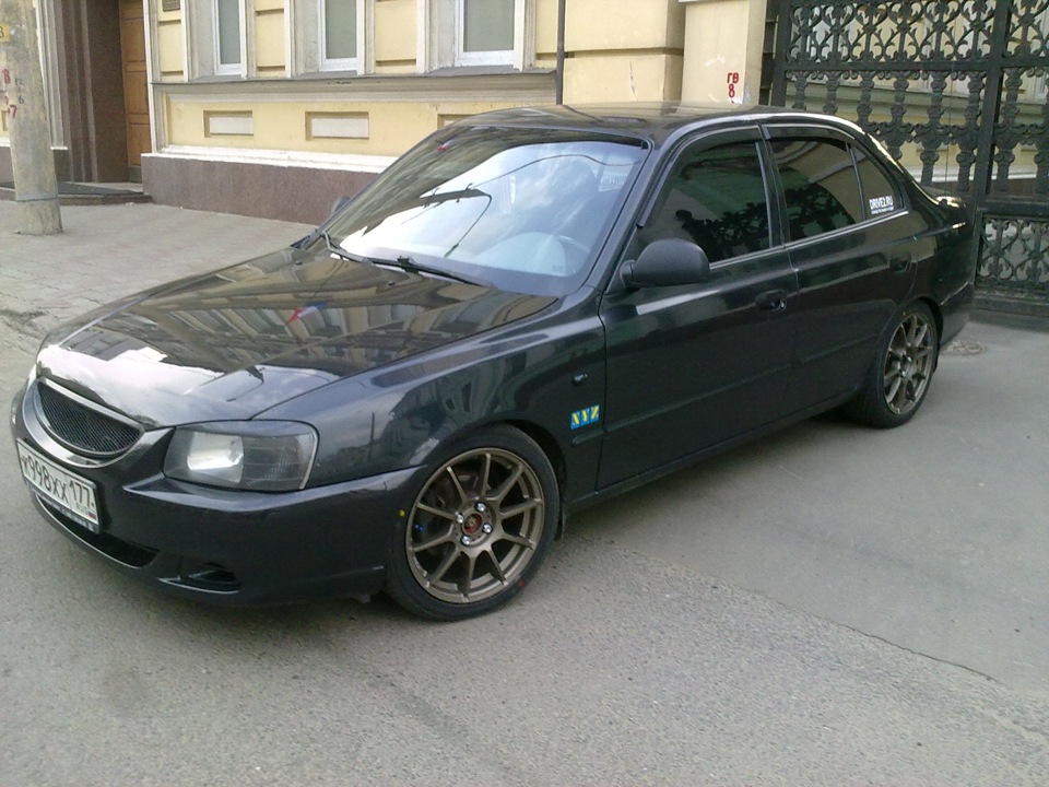 Hyundai accent тюнинг. Hyundai Accent черный на дисках. Hyundai Accent Tuning Black. Хендай акцент купе черный. Хендай акцент ТАГАЗ на r17.