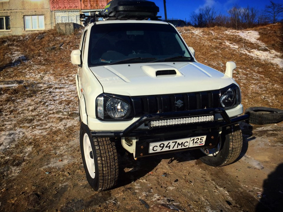 Капот сузуки джимни. Suzuki Jimny фары. Оптика Suzuki Jimny. Suzuki Jimny решетка радиатора. Накладки на фары Suzuki Jimny.