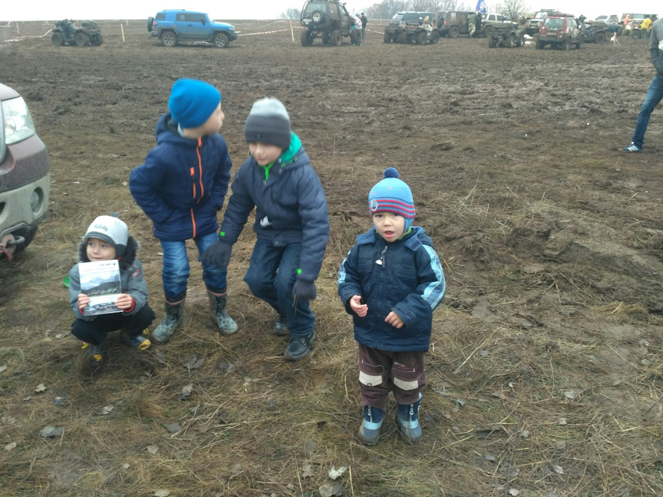 Детишки, двое ещё подтянулись, мой наименьший смотрит на папу =) — Volkswagen Passat Variant (B4)