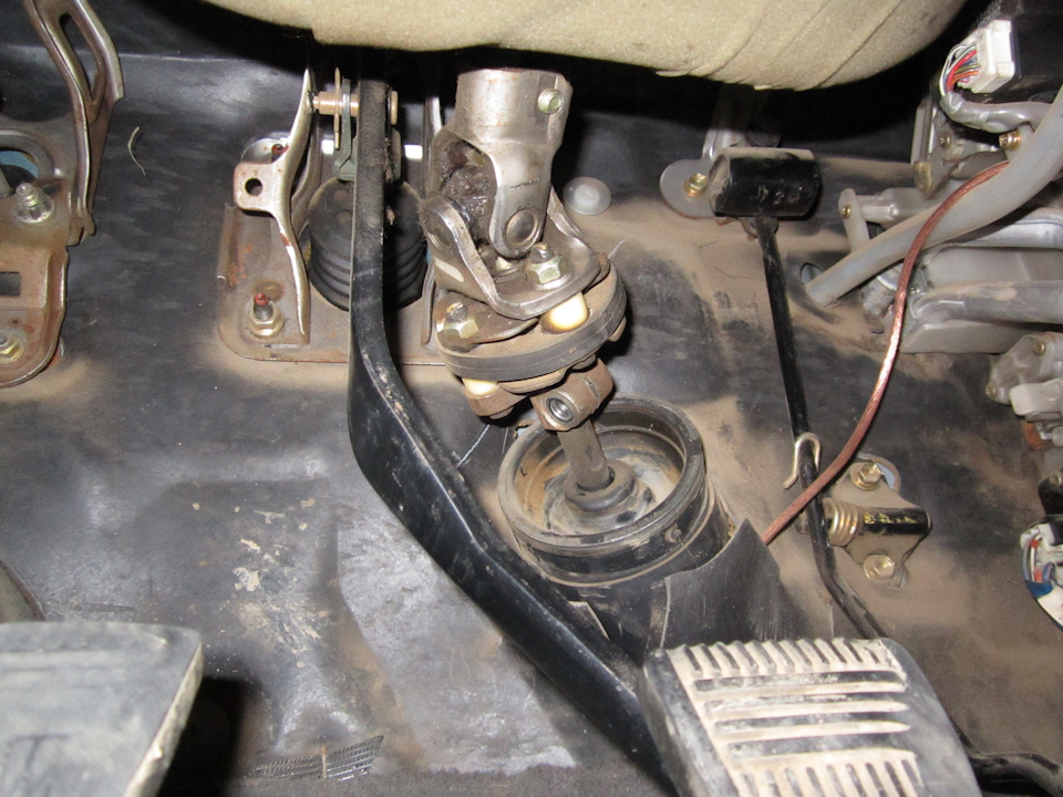 Люфт в руле, замена крестовины. — Toyota Camry (XV10), 2,2 л, 1997 года ...