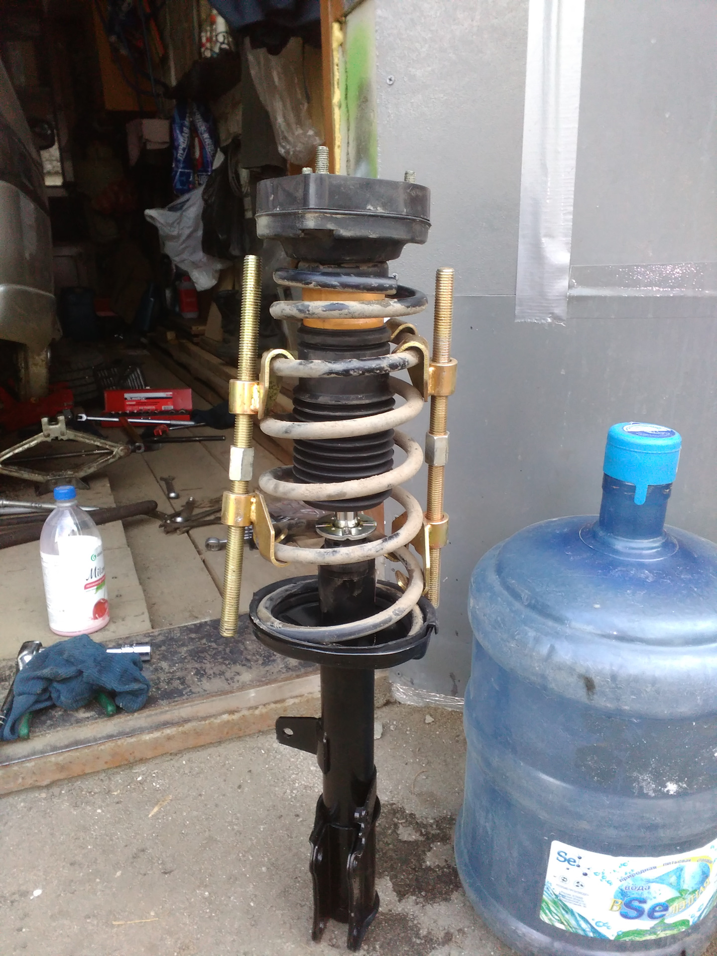 Как поменять заднюю стойку на тойоте. Снятие задней стойка тойота чайзер 100. Задние стойки амортизатора королла 120. Как поменять заднюю стойку на тойоте. Прокладки резиновые под задние стойки на карину ат212.