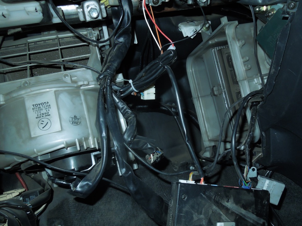 Снял корпус, но это делать не обязательно, просто мне надо было заменить трубочку буст-контроллера по этому я его и снял))) — Toyota Corolla (100). Запчасти на фото: 8713012350