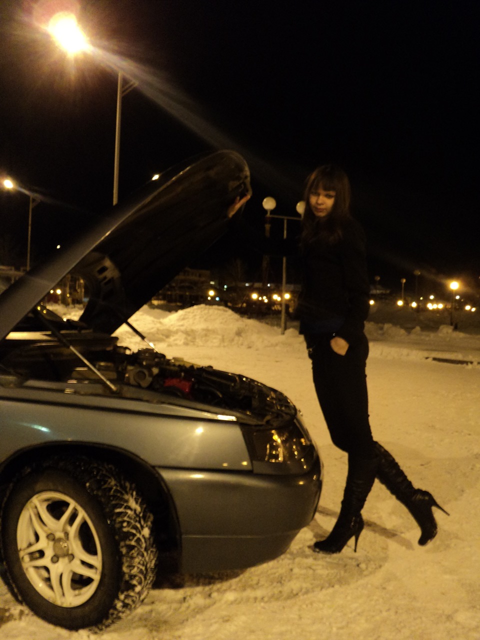 Девушка возле машины ночью зимой