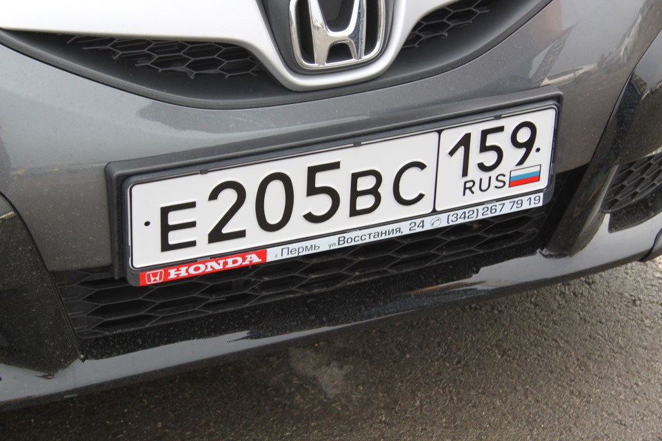 Включи под номер 8. Номерная рамка Honda. Номерная рамка на Honda CRV 2. Рамка номерного знака Хонда. Рамка номерная на Хонда Цивик.