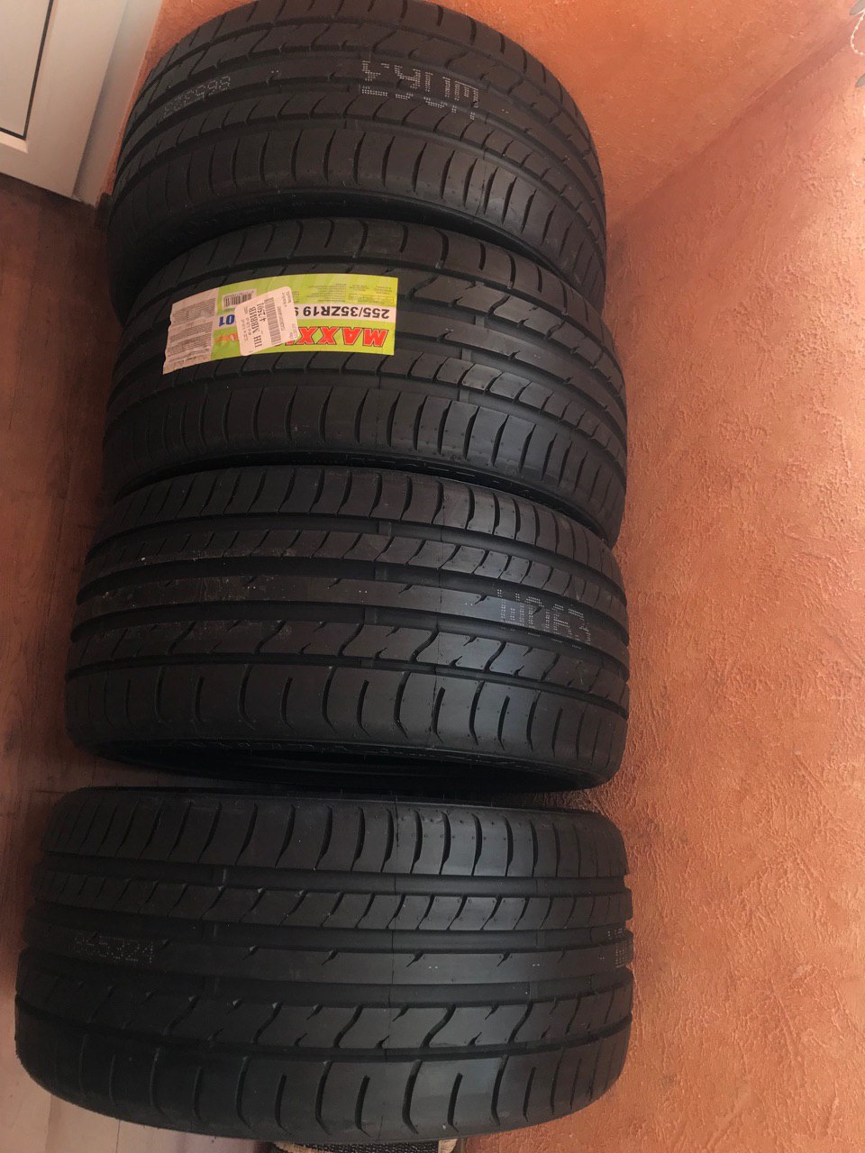 Летняя шина maxxis victra sport 5. Maxxis vs5. Maxxis Victra Sport 01/vs01. Maxxis vs5 Victra SUV. Maxxis vs5 Victra 235/55 r19.