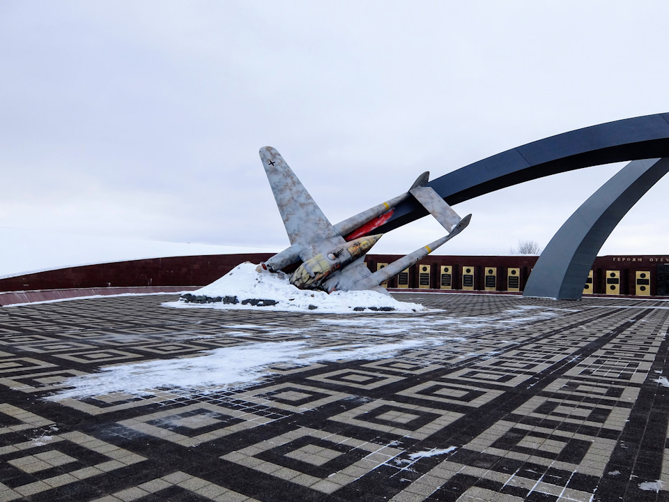 в каком городе находится мемориал защитникам неба отечества. 1d29841s 960. в каком городе находится мемориал защитникам неба отечества фото. в каком городе находится мемориал защитникам неба отечества-1d29841s 960. картинка в каком городе находится мемориал защитникам неба отечества. картинка 1d29841s 960. Когда первый раз услышал про данный мемориал, то сразу захотел его посмотреть. Знал, что он находится где-то в Туле.Но тут так странно получалось, я много раз проезжал мимо него, но не замечал, видимо был сосредоточен на дороге. Какого же было удивление, когда следуя стандартному пути в Москву, он предстал взору. Все это время я ездил мимо…Сразу по тормозам и на стоянку около него. Хожу, смотрю, читаю, фотик в руки и пара кадров на память.Масштабность мемориала мгновенно поражает. Жаль, зима, немного занесено место падения бомбардировщика. Зато наш красавец на фоне неба!Далее немного данных из Википедии и мои фото. Пожалуй нет, сначала фото, а потом Copy/Paste из Вики)))