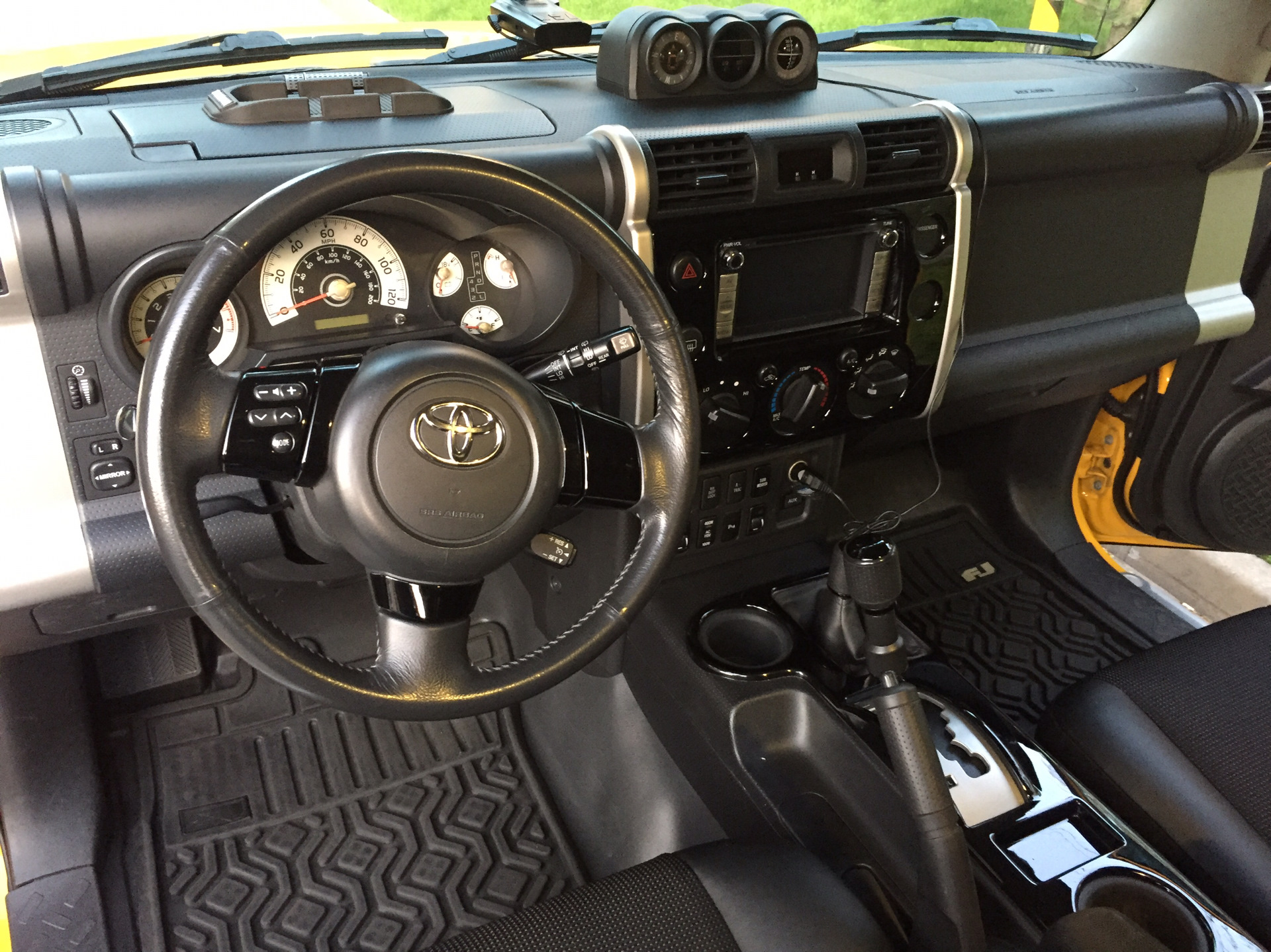 Тойота джей. Toyota FJ Cruiser Interior. Toyota FJ Cruiser салон. Toyota FJ Cruiser 2008 салон. Toyota FJ Cruiser 2022 салон.