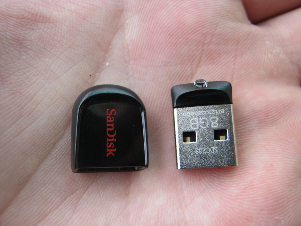 Купить флешку в машину. Флешка 32 ГБ маленькая. Мини флешка юсб для автомагнитолы. Мини флешка 1 ГБ юсби для магнитолы. Миниатюрная флешка USB для автомагнитолы 16 GB.