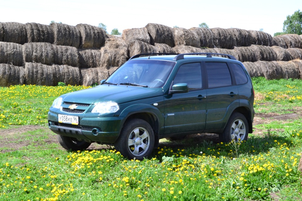 Chevrolet Niva зеленая