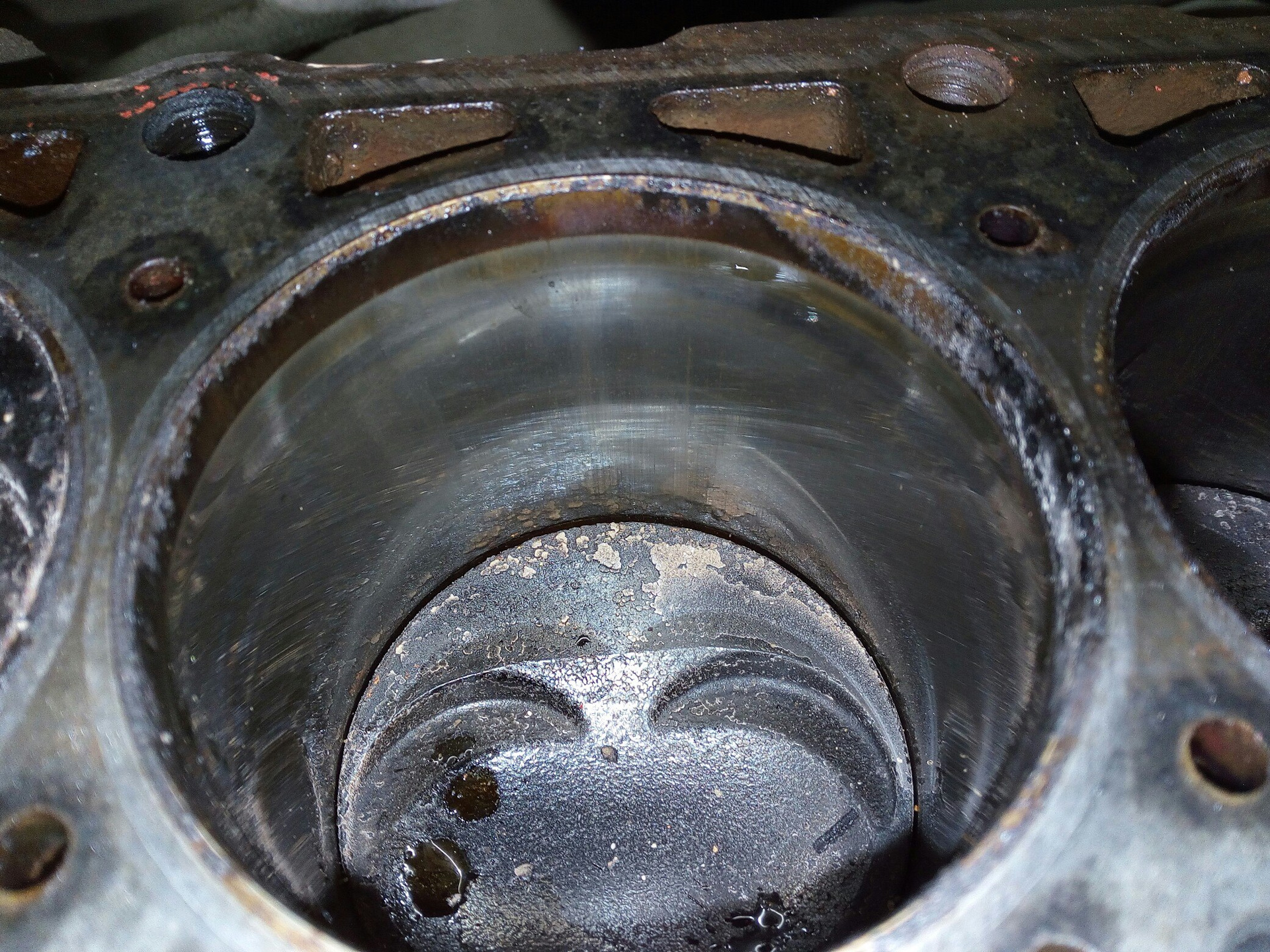 Просел двигатель. Просел двигатель. Лопнула гильза в двигателе. Двигатель 2114. Седло клапана ep6 артикул.