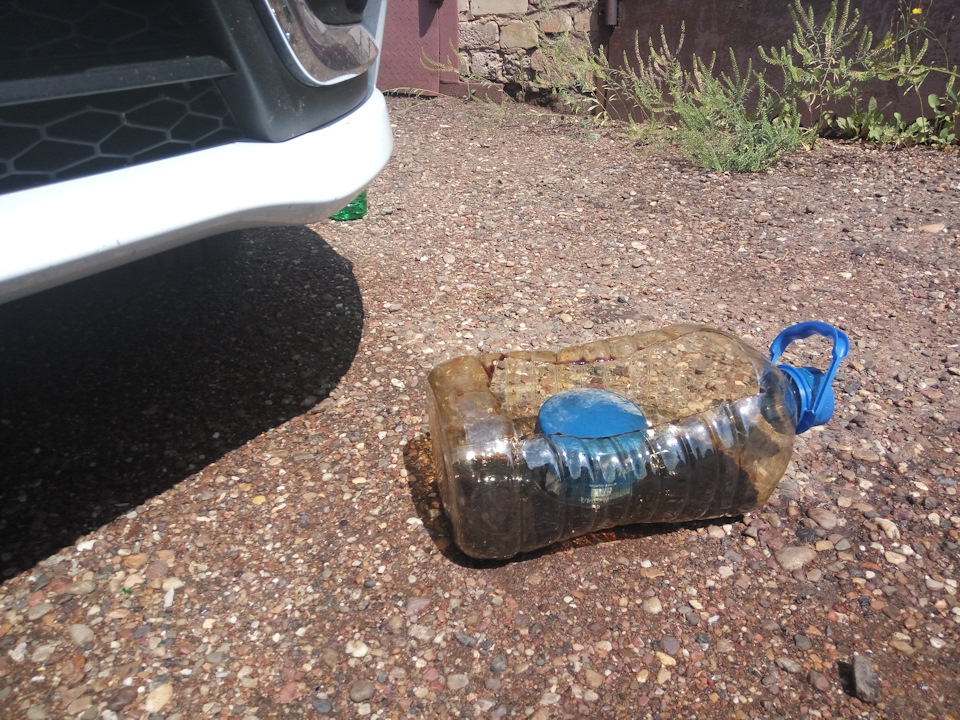 Бутыль, отлично лезет под двигатель — Lada Vesta (1G)