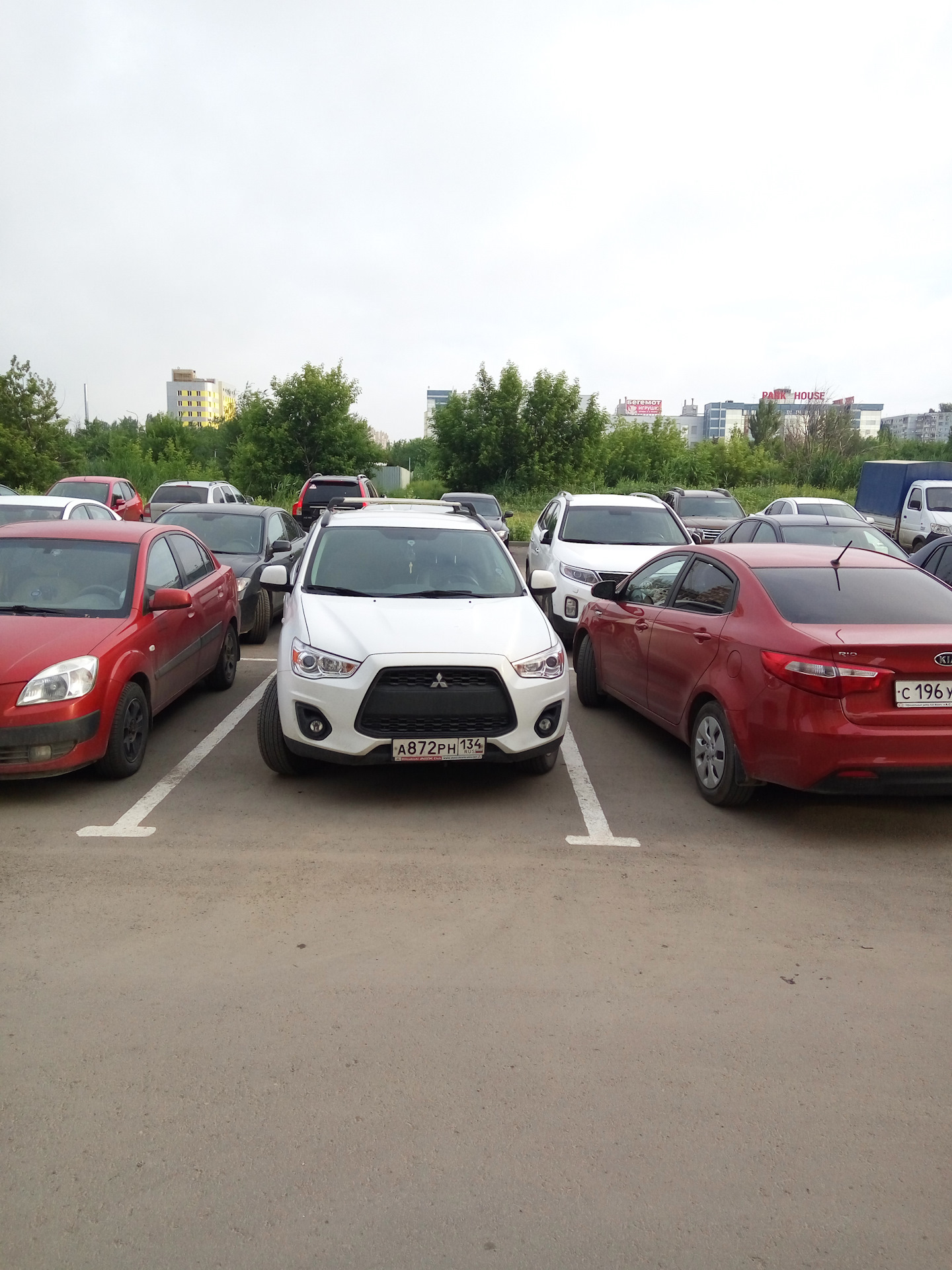 Парковка драйв. Криво припаркованные автомобили. Криво припарковался. Криво паркуюсь. Криво паркованная машина.