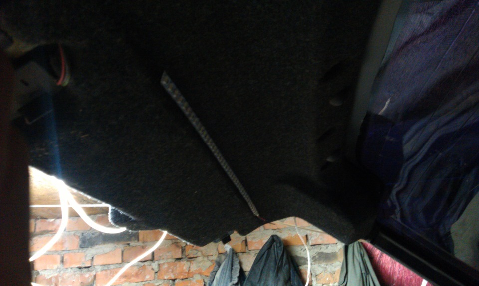 лента на верхней обшивке багажника — Lada 21124