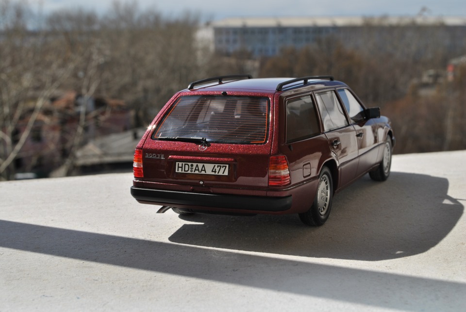 Mercedes Benz W124 T-model 300TE 1:18 BoS-Models