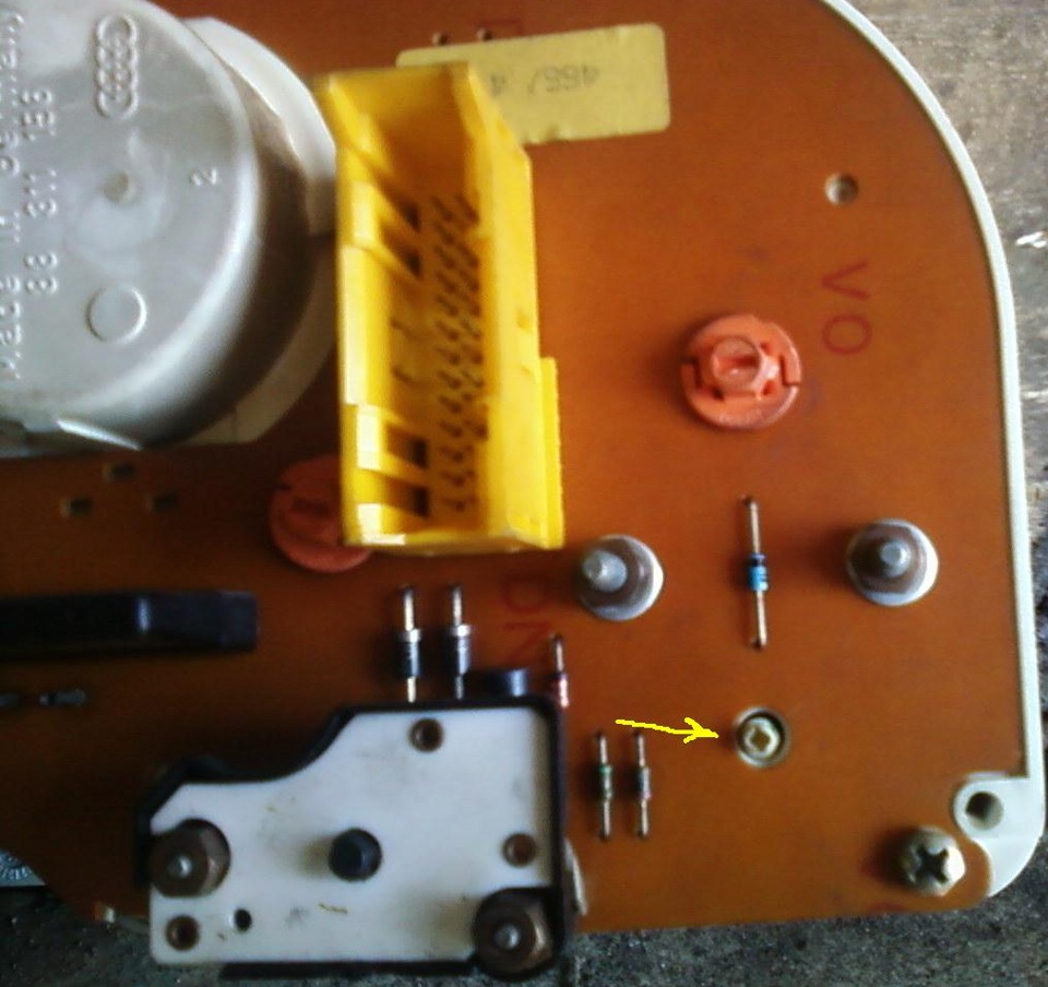 регулировка стрелки датчика температуры — Audi 80 (B3), 1,8 л, 1991 ...