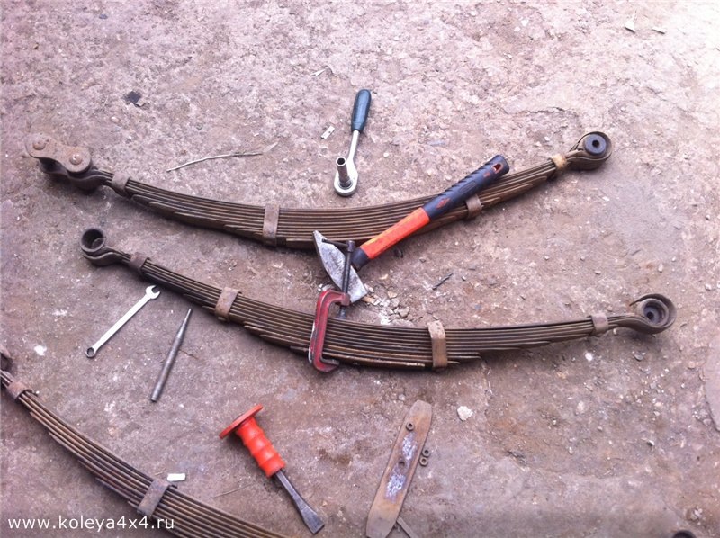 Рессора москвич 407. Рено трафик 1990 года рессоры. Разборка волга задние рессоры. Площадка рессоры москвич. Замена рессор буханка.