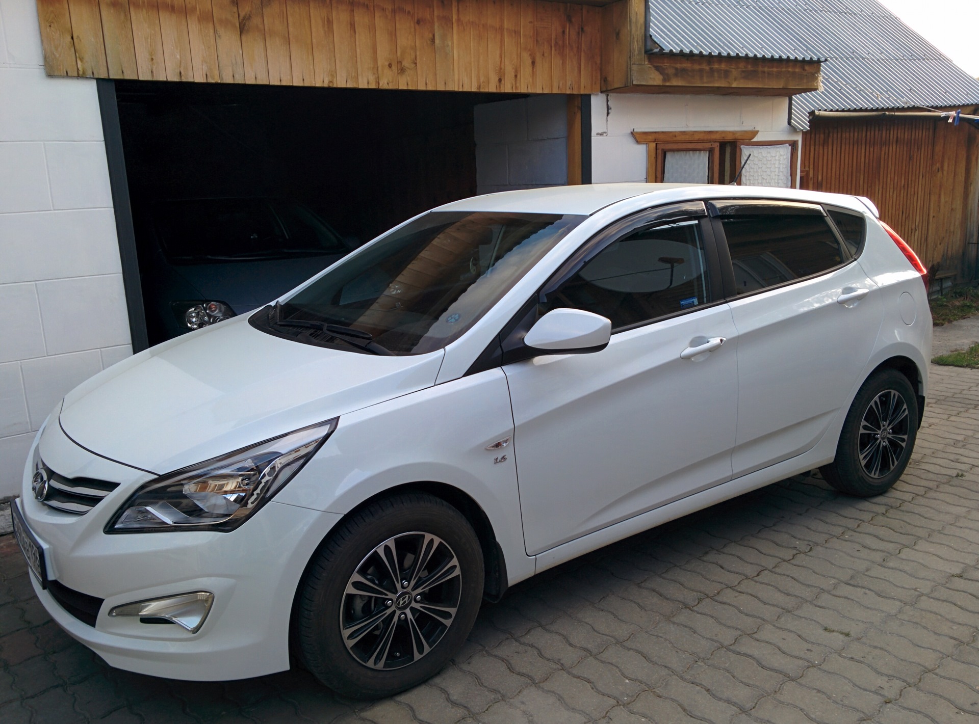 Solaris 15 года. Литье на белый Хендай Солярис хэтчбек. Hyundai Solaris хэтчбек 15 год. Белый Солярис хэтчбек диски 15. Hyundai Solaris хэтчбек диски.
