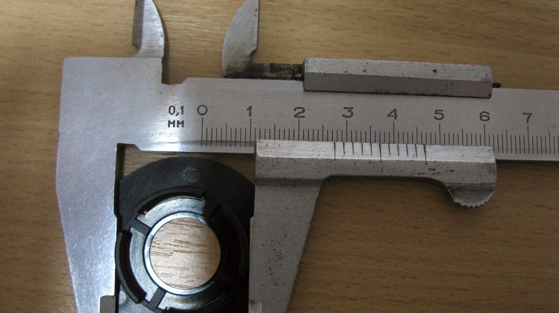 Как правильно штангелем. Измерение линейных размеров штангенциркулем ШЦ-1. Измерение штангенциркулем 0.1. Измерить штангенциркулем 0.1 мм.. Как мерить штангенциркулем 0.01 мм.