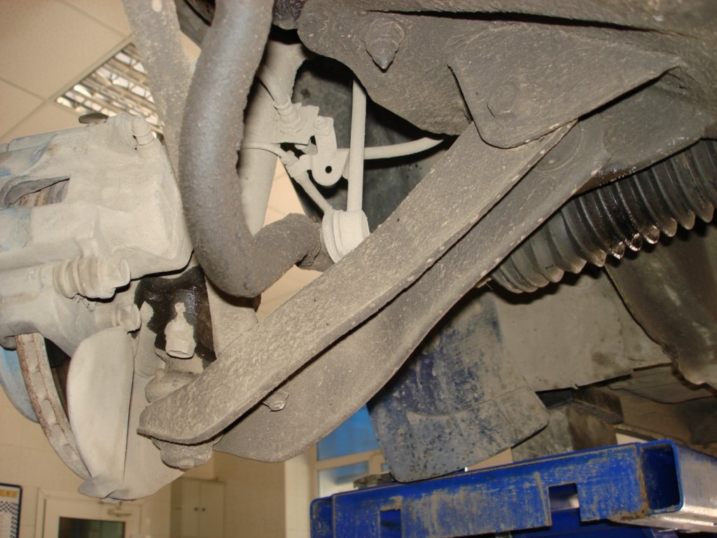 Replacing the ball and silent block of the front lower arm - Toyota Mark II 25 L 1989