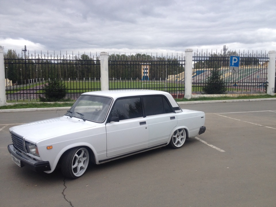 Фото белой 7. ВАЗ 2107 белая. Лада 2107 белая тонированная. Lada 2107 белая тонированная. VAZ 2107 белый.