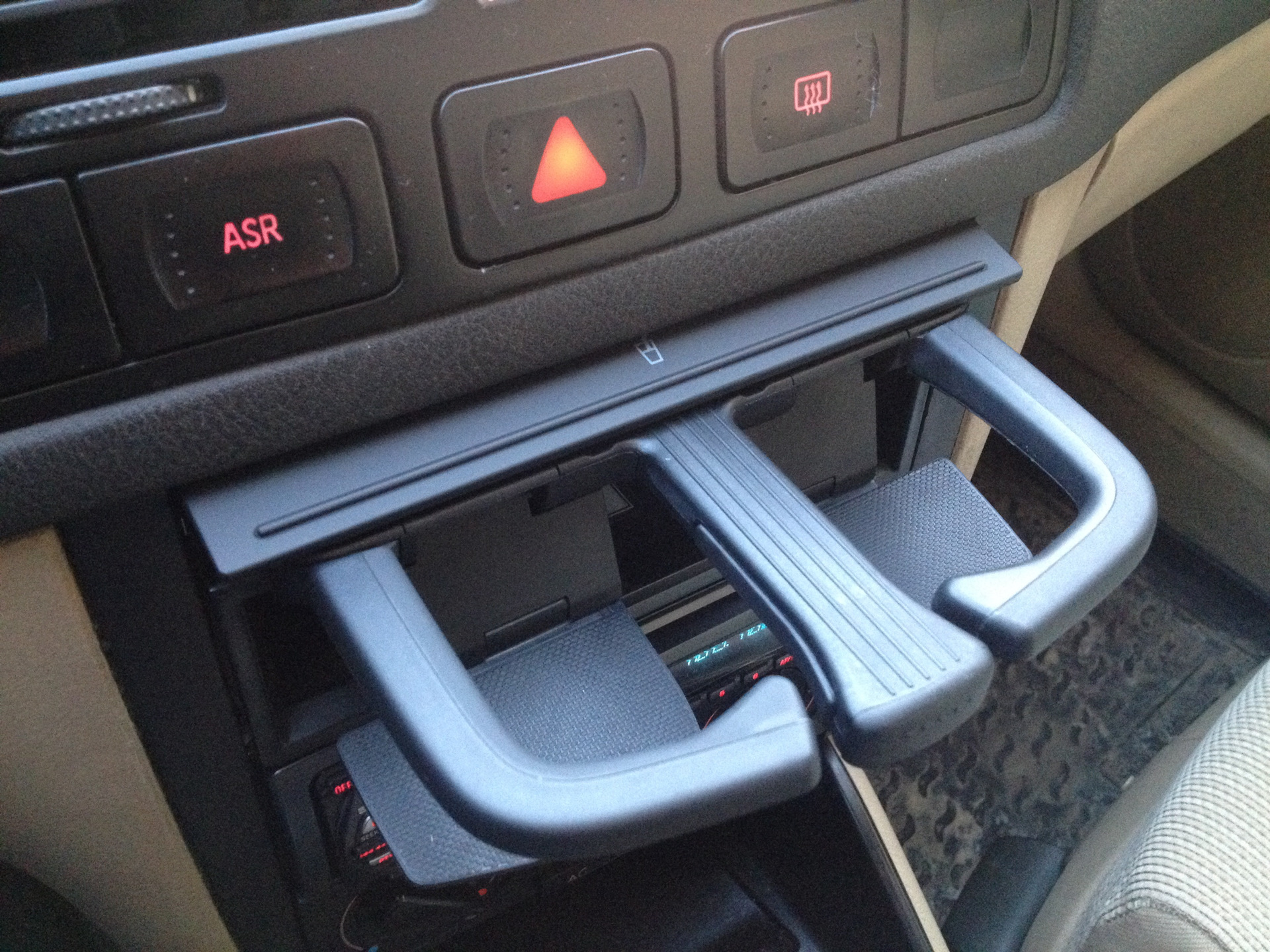 24 Подстаканник, ручка кпп и кнопка ASR — Volkswagen Jetta IV, 2 л ...