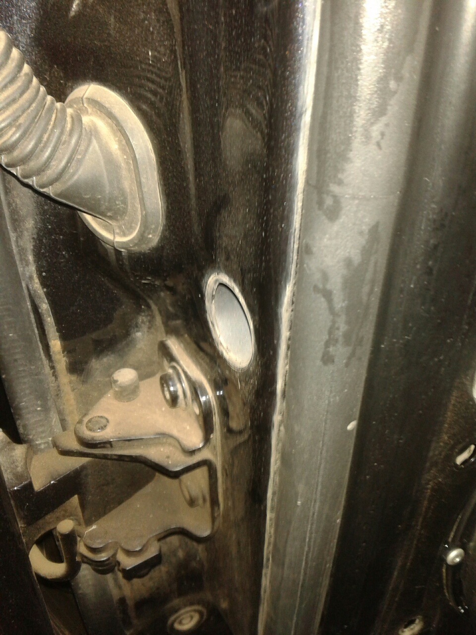 Заглушка сбоку двери, под ней болт крепления механизма стеклоподъемника — Volkswagen Touareg (1G)