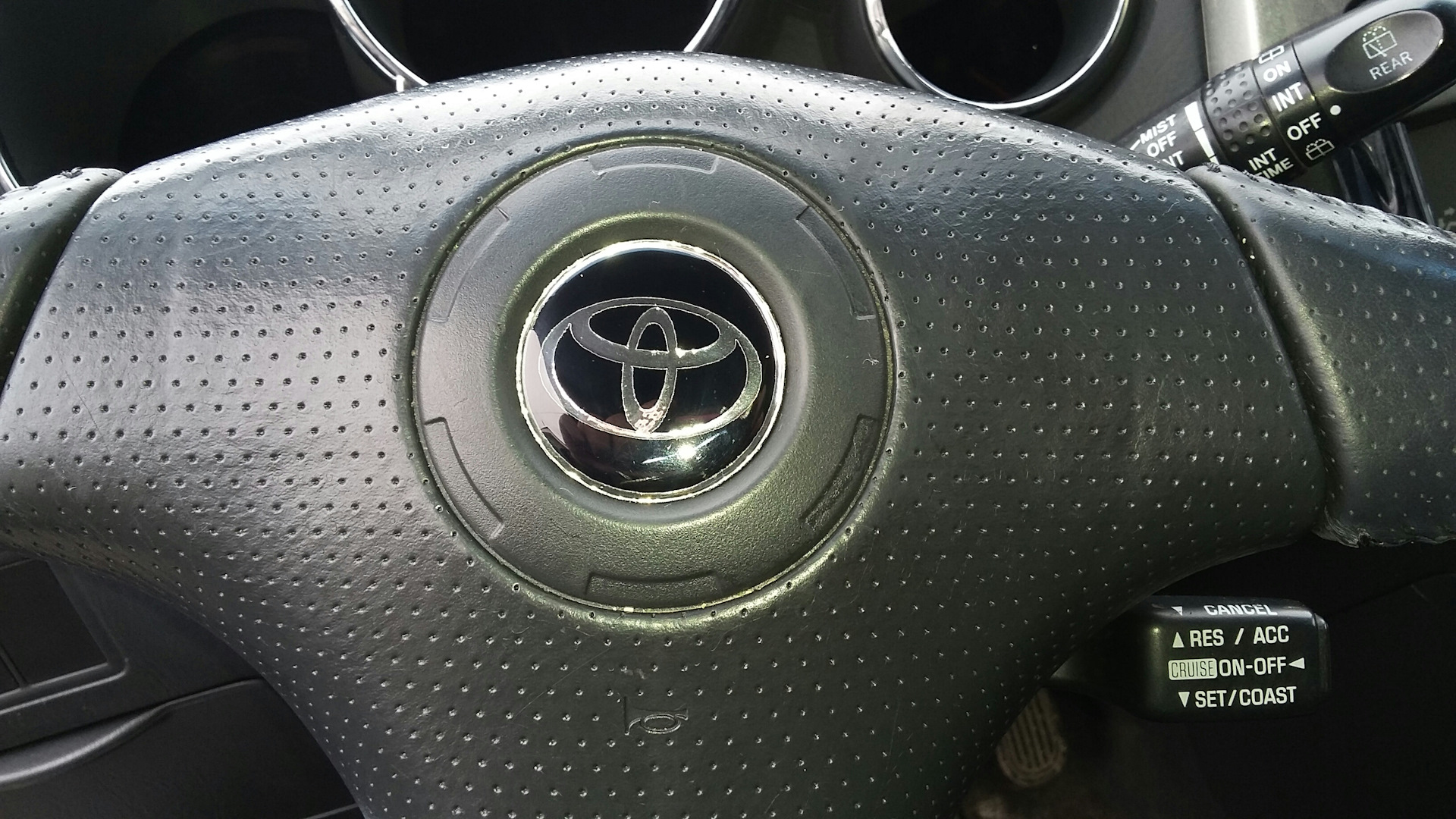 Шильдик на руль. Руль Тойота Матрикс 2003. Руль Toyota Matrix. Руль на Toyota Matrix 2003. Руль TRD Toyota.